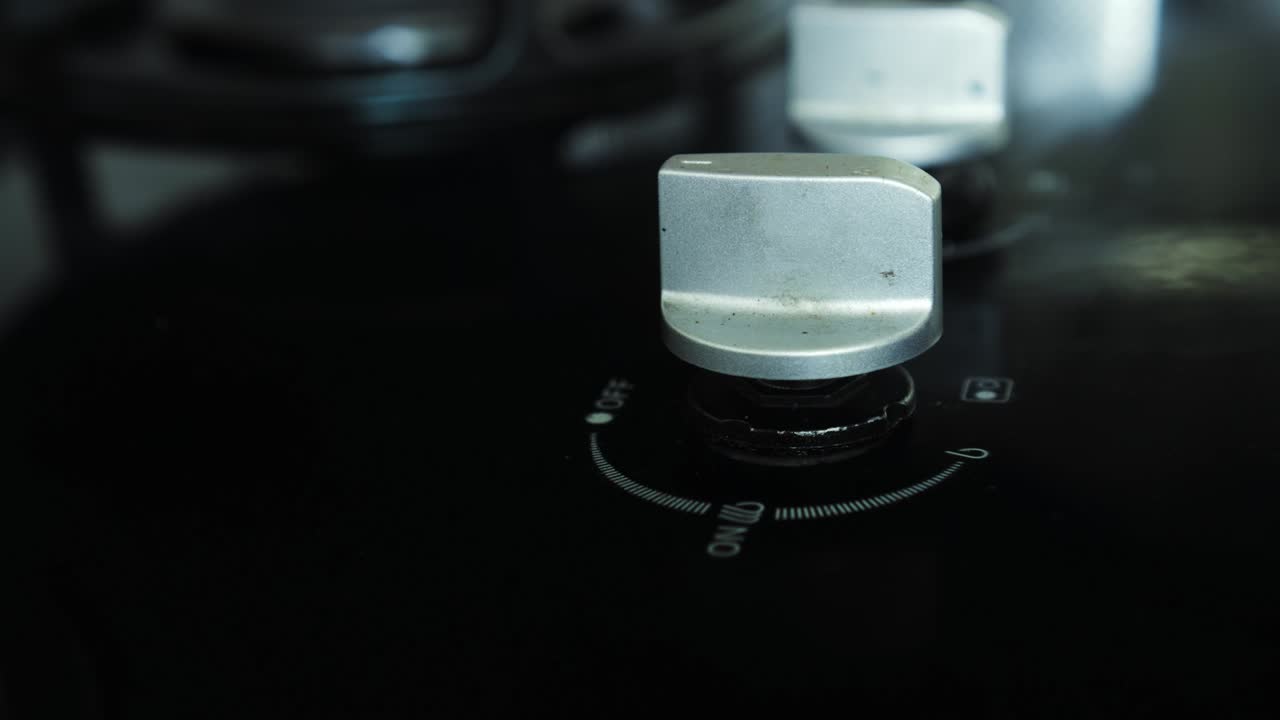 부에서 파란색과 빨간색으로 불타는 불꽃이 있는 검은색 가스 스토브의 비디오