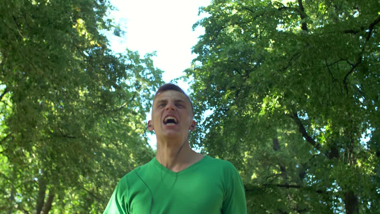 un corredor escuchando música durante el entrenamiento.