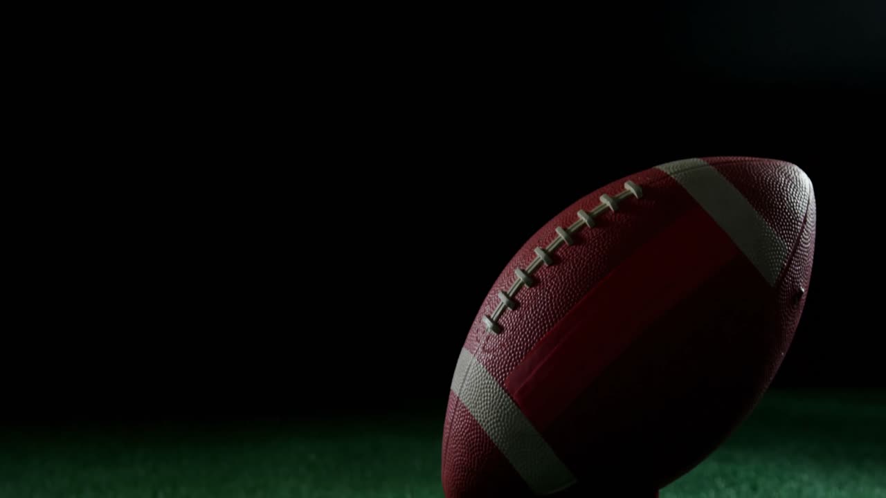 Football americano su campo in erba sintetica 4k
