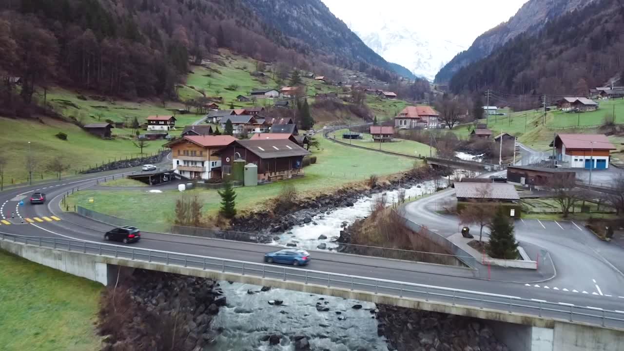 Vista di Grindelwald, Svizzera, in inverno, ripresa drone 4K