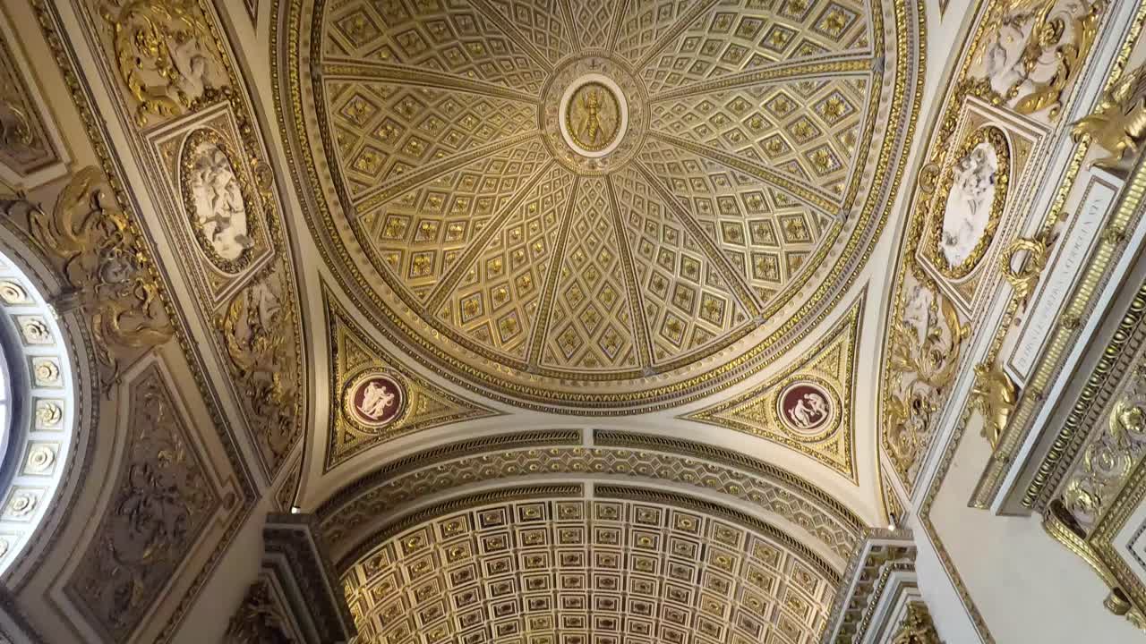 los visitantes admiran la impresionante arquitectura de la galería uffizi