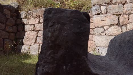 A-Closeup-View-Of-Cusilluchayoc-El-Templo-De-Los-Monos-In-Cusco-District,-Peru---Pan-Right