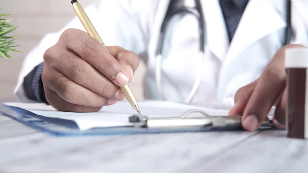 el médico escribiendo una receta