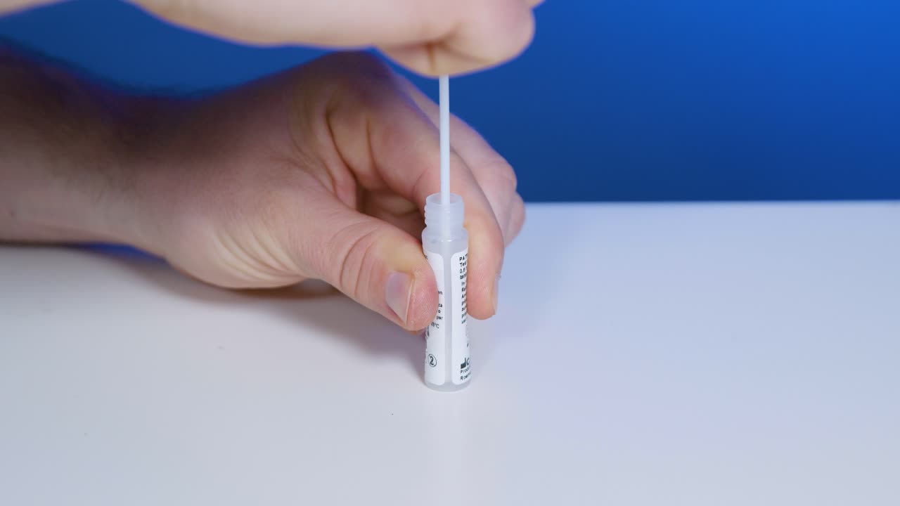 용액을 담은 드롭퍼 병을 압축하고 집에서 테스트하기 위해 스와브  ⁇ 플을 꺼내십시오.