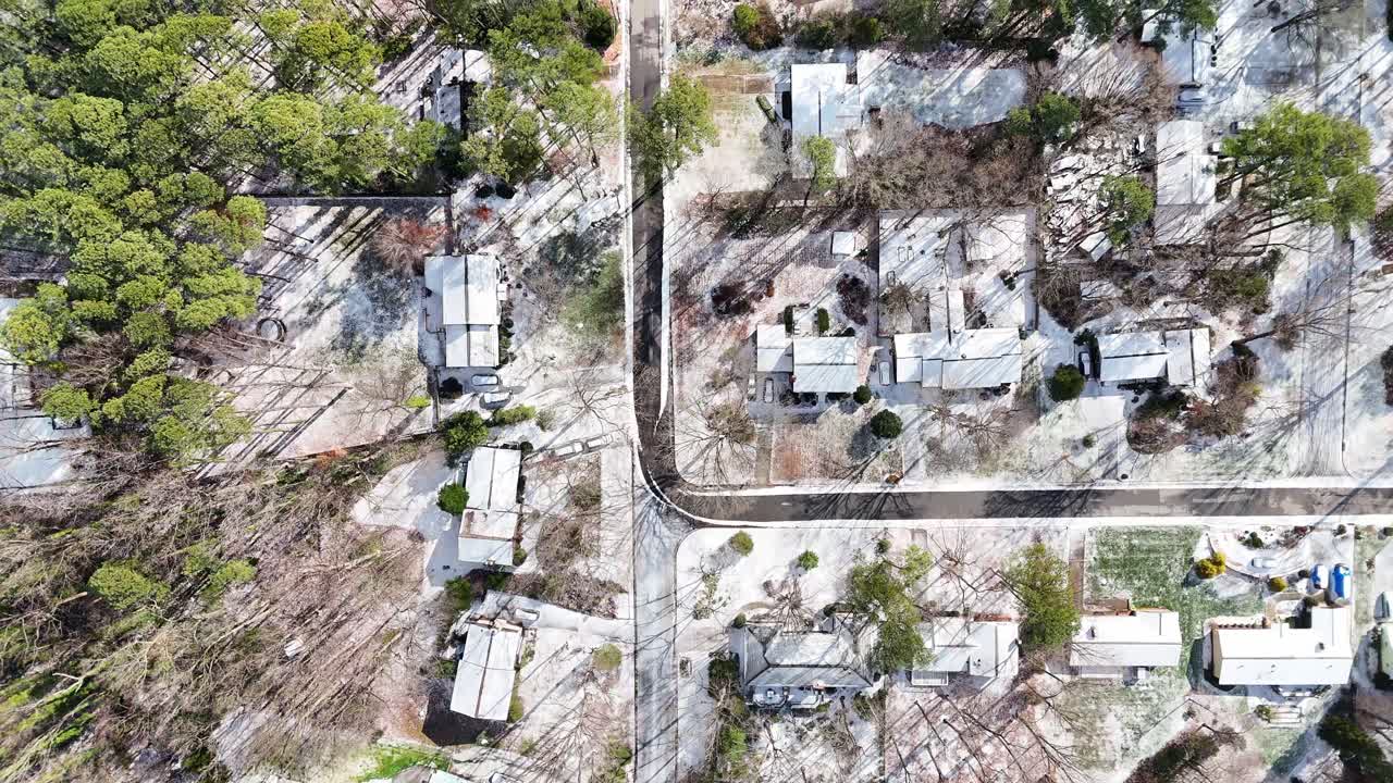 Quartiere residenziale innevato visto dall'alto con alberi spogli e strade, Cary, Carolina del Nord, USA.