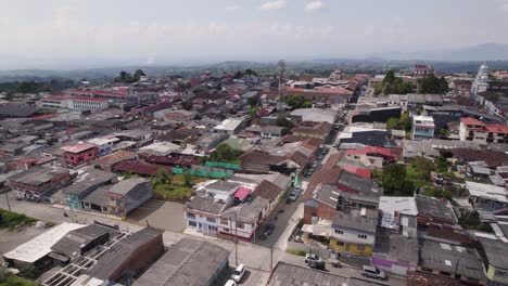 órbita-Aérea-Sobre-Casas-Sencillas-En-Filandia,-Colombia,-Pequeño-Pueblo-De-Los-Andes