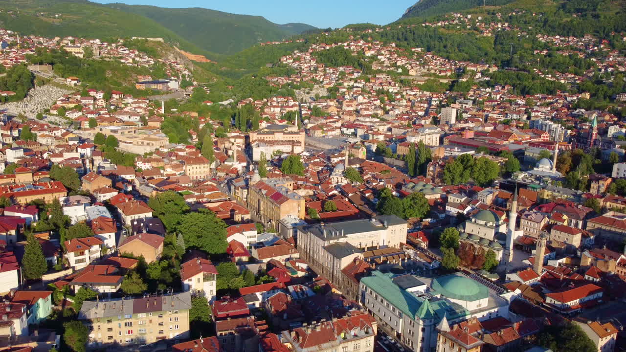 paisaje de sarajevo, bosnia y herzegovina - vista aérea de la ciudad - toma de drones