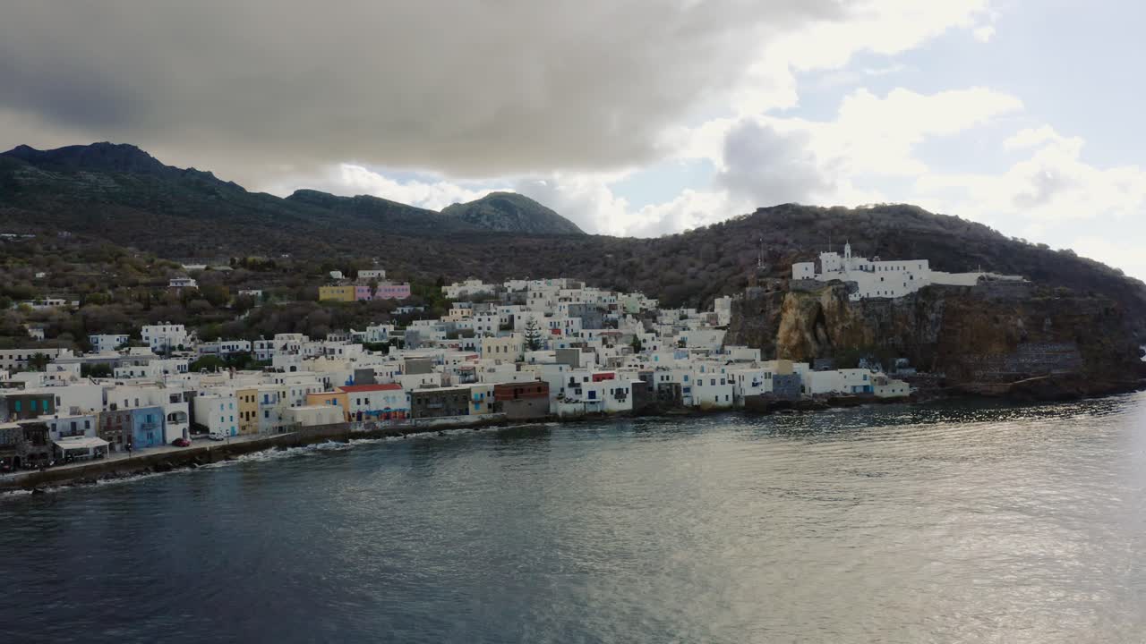 vista panorámica de la ciudad de nisyros en un día nublado