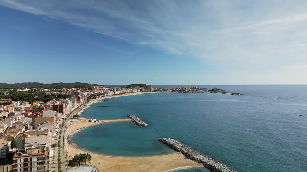 은 날씨와 함께 매우 좋은 지중해 도시