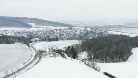 Drohne-Antenne-Des-Märchenschlosses-Plesse-Im-Winter-Mit-Einer-Riesigen-Menge-Schnee-Auf-Einem-Wunderschönen-Berg-In-Der-Nähe-Von-Bovenden,-Deutschland,-Europa