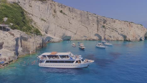 gira por la isla griega en barco cuevas de cristal