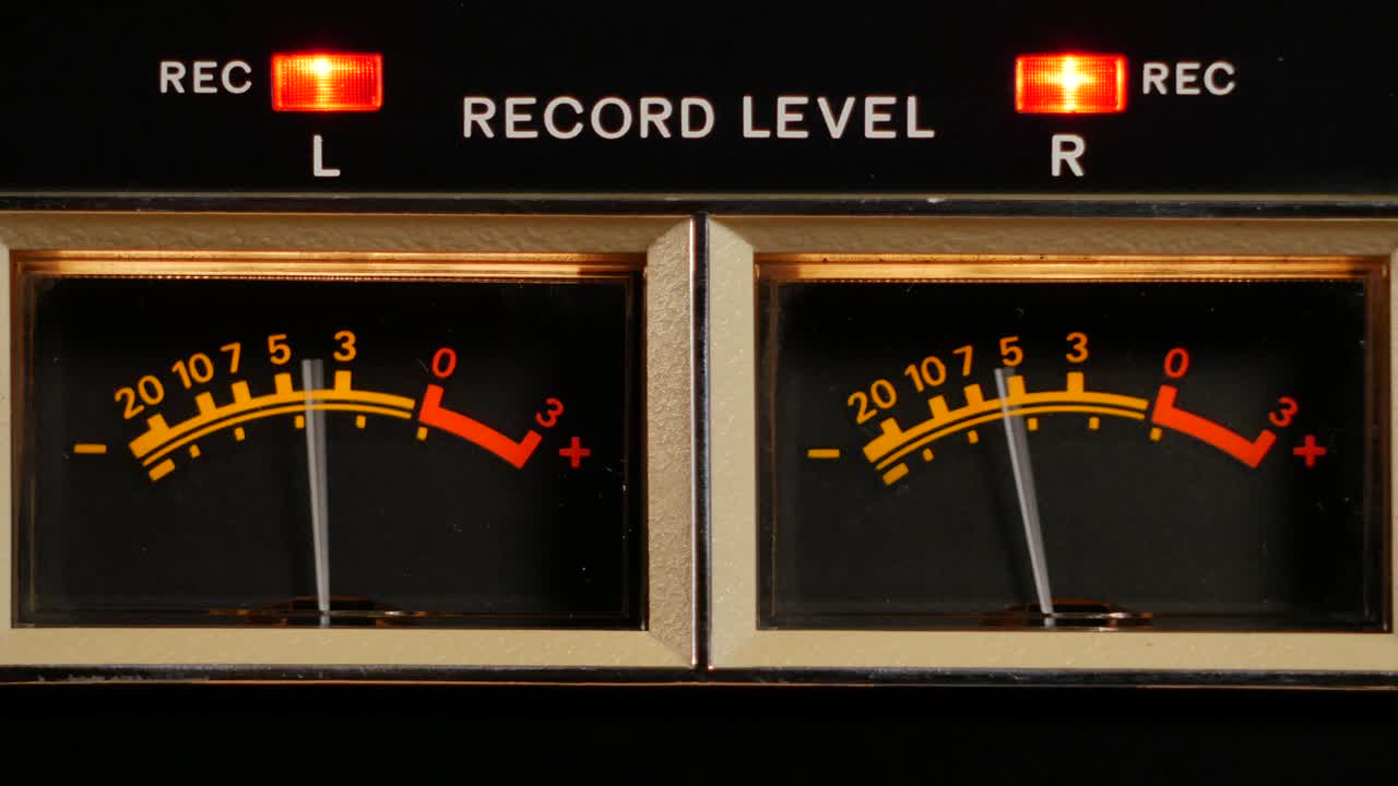 녹음하는 동안 빈티지 테이프 레코더 기계의 아날로그 vu 미터