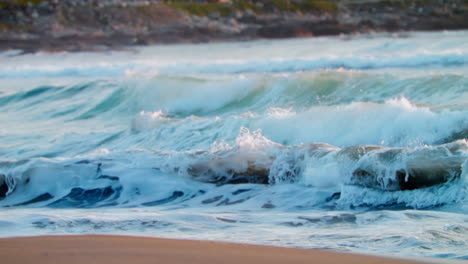 cámara lenta de las olas que llegan a la playa al atardecer, 300 fps