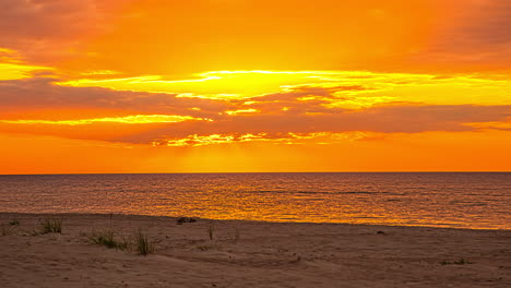 Majestätischer-Gelber-Und-Orangefarbener-Sonnenuntergang-Am-Strand-Mit-Wolken,-Zeitraffer