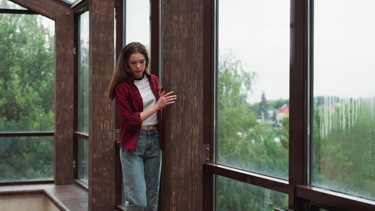 una mujer angustiada busca consuelo en la naturaleza. una mujer lucha con las emociones anhelando una sensación de paz caminando a lo largo de la cabaña. un estado de ánimo problemático