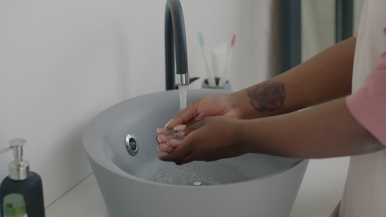 Mulher a lavar as mãos.