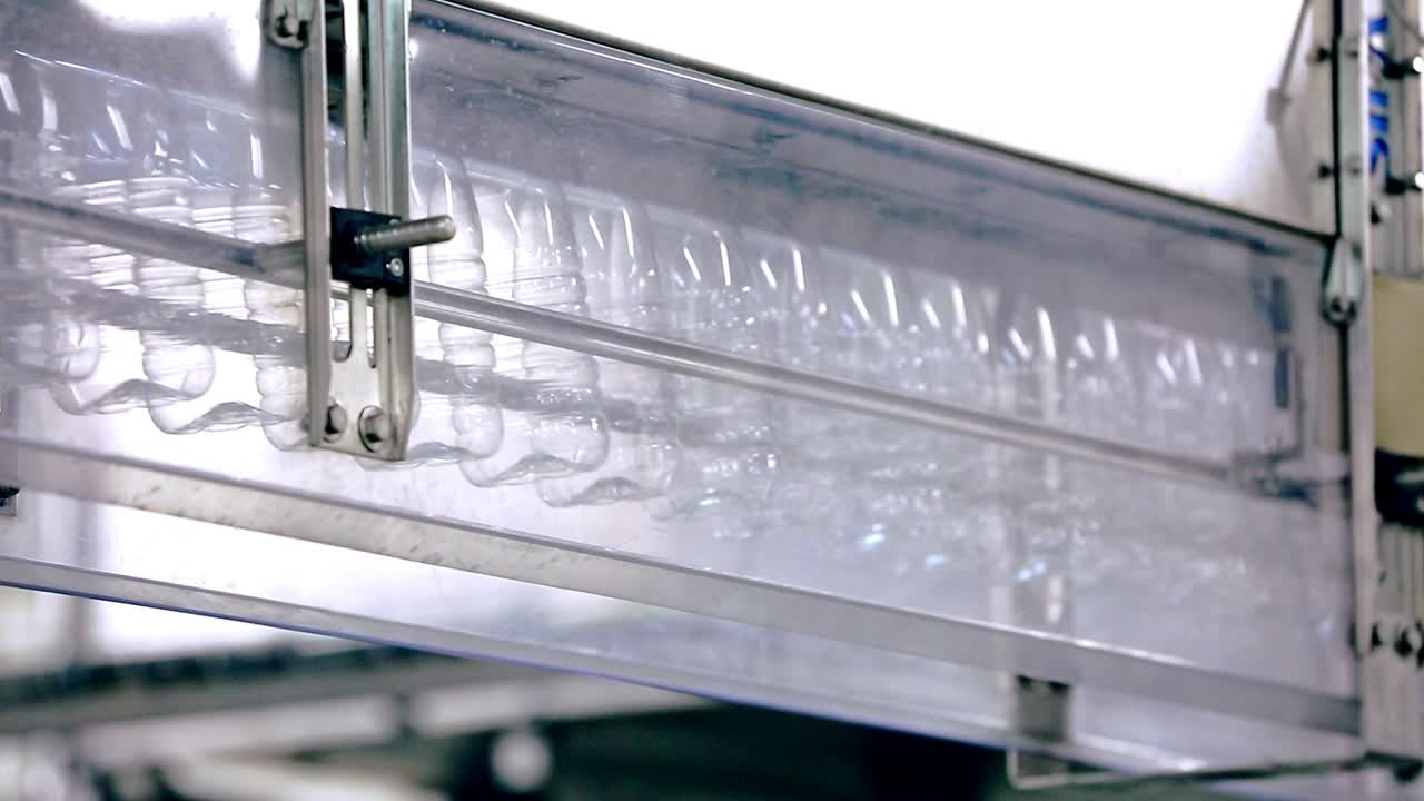 현대 컨베이어 에 있는 플라스틱 병 들. 유제품 산업. 식품 산업