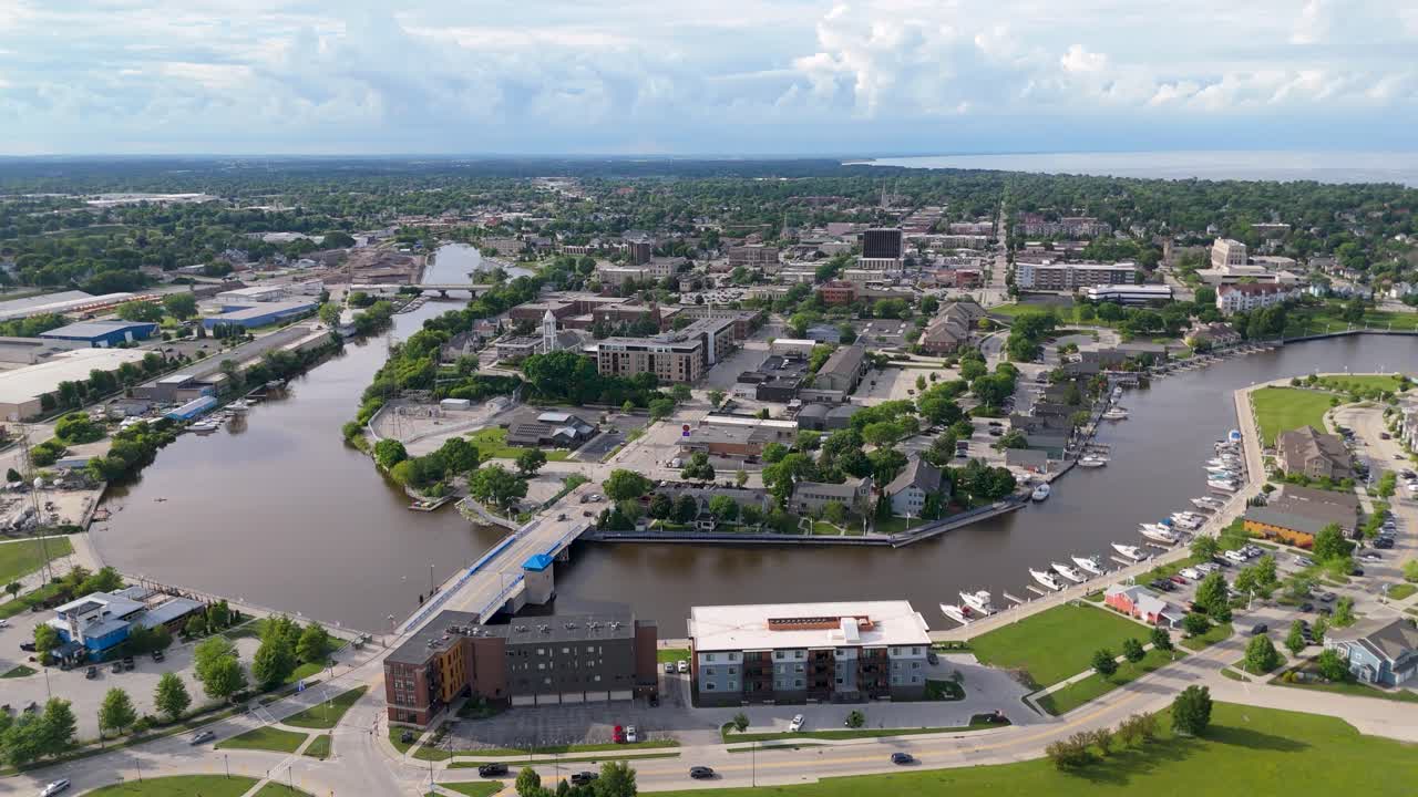 Drone-nærbillede af Sheboygan, Wisconsin flodpromenade