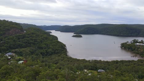 mooney mooney bay - mooney mooney creek durante el día con la isla de las serpientes en nsw, australia