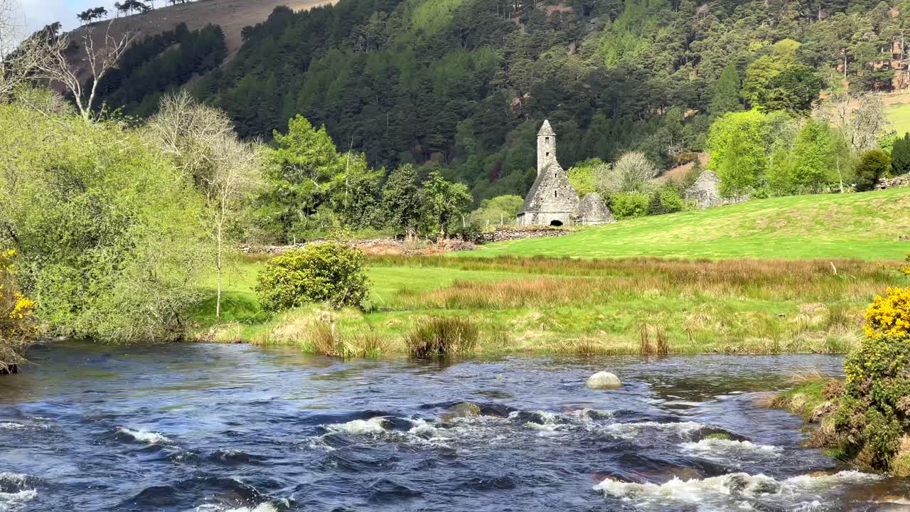imágenes de un arroyo con las ruinas de un monasterio al fondo