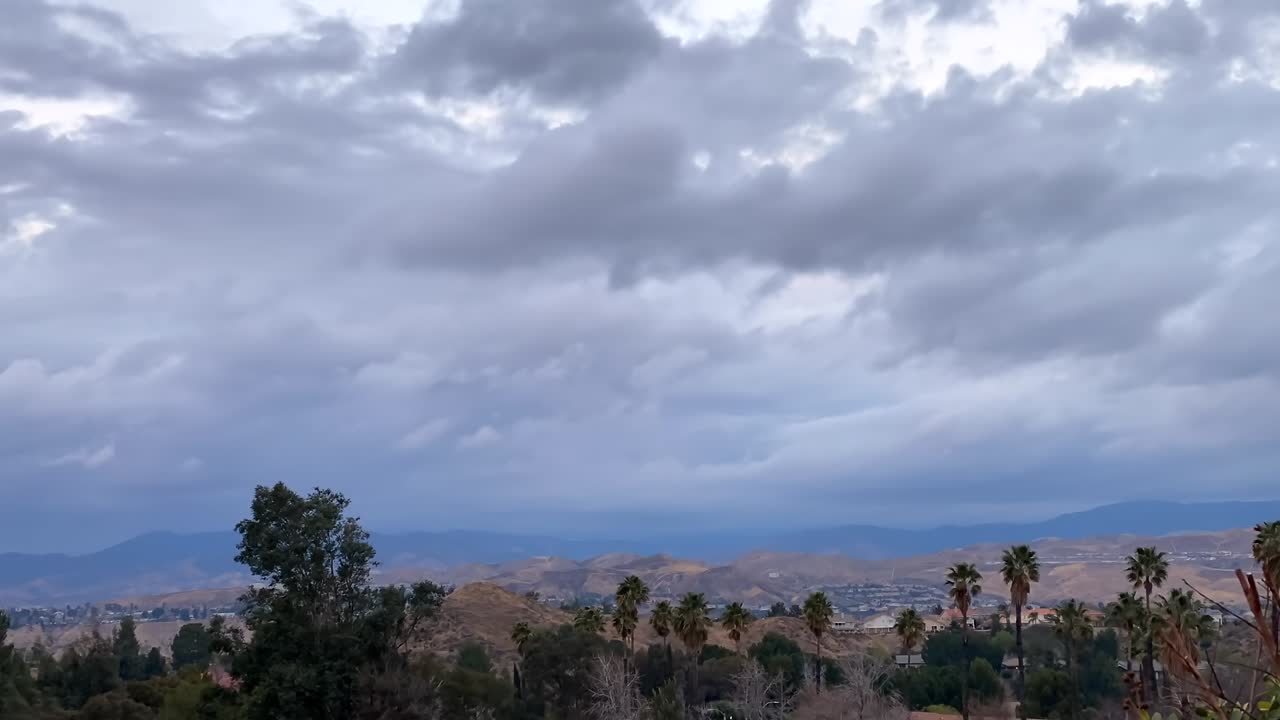 Time lapse di nuvole temporalesche sopra i sobborghi montani di una remota città californiana.