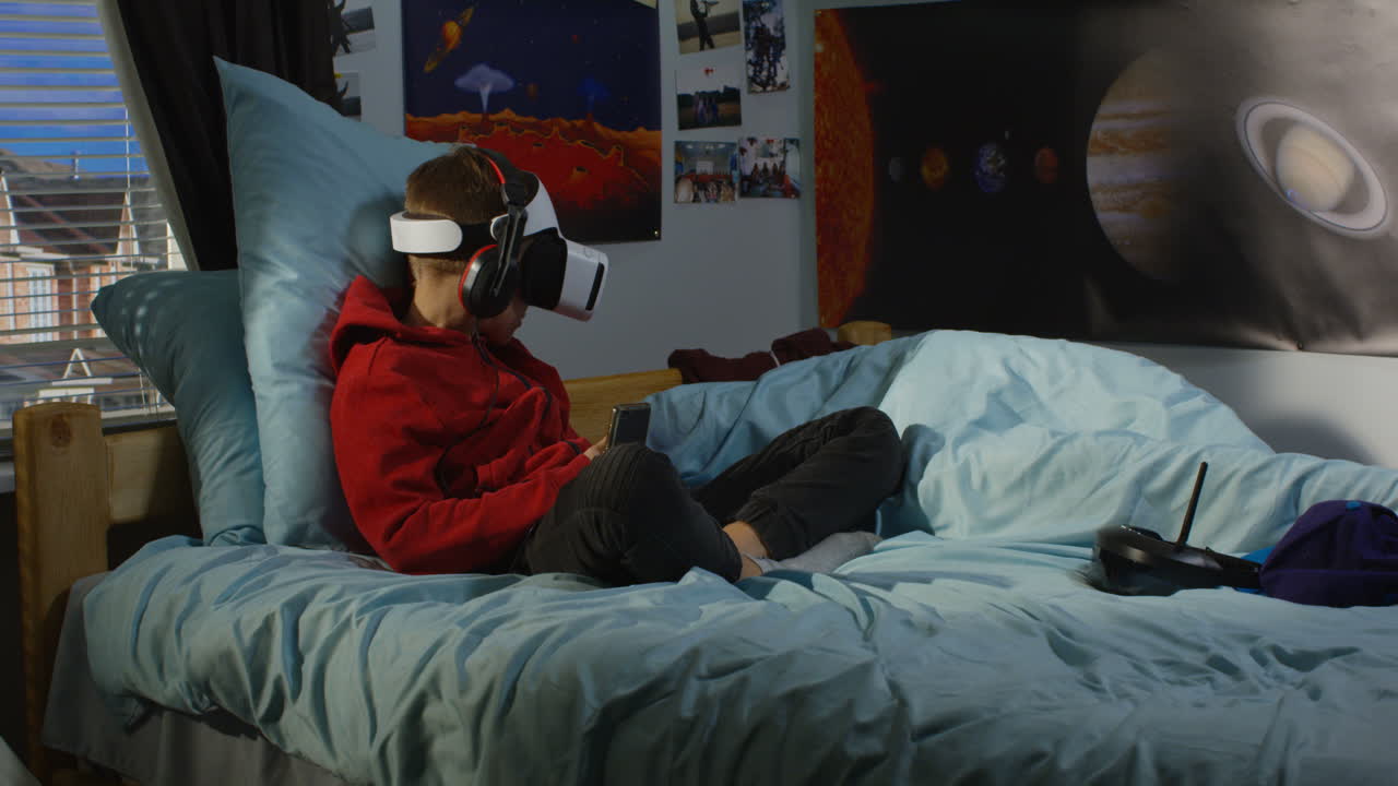 침실에서 vr 헤드을 사용하는 십대