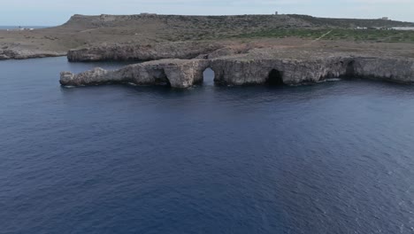 aérea sobre las aguas azules tranquilas y las formaciones rocosas en pont den gil