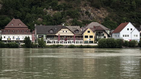 houses on the banks of the danube 5