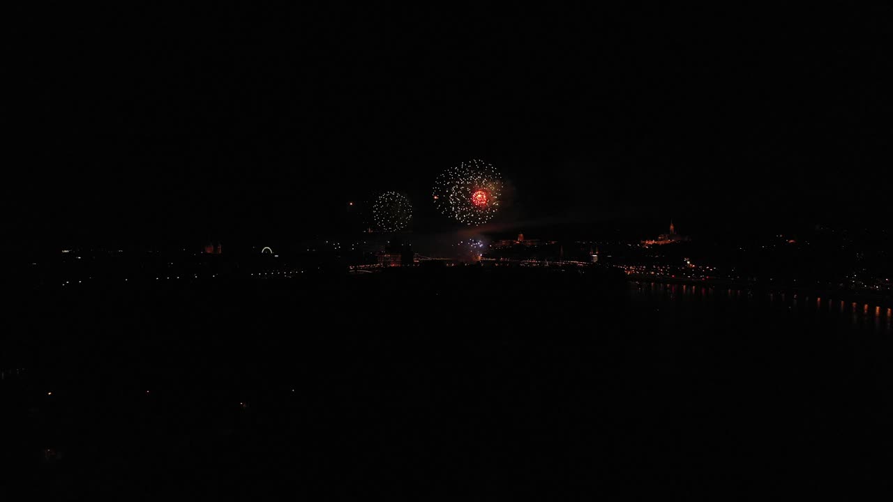 Grandi fuochi d'artificio a Budapest il 20 agosto, festa nazionale ungherese.