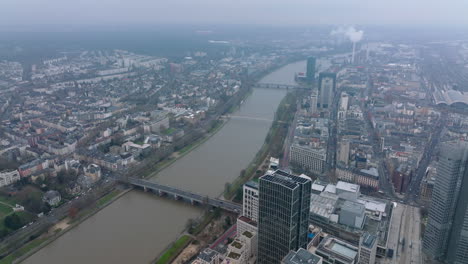 Vista-Panorámica-Aérea-Del-Río-Que-Atraviesa-La-Ciudad.-Distritos-Residenciales-E-Industriales.-Fráncfort-Del-Meno,-Alemania