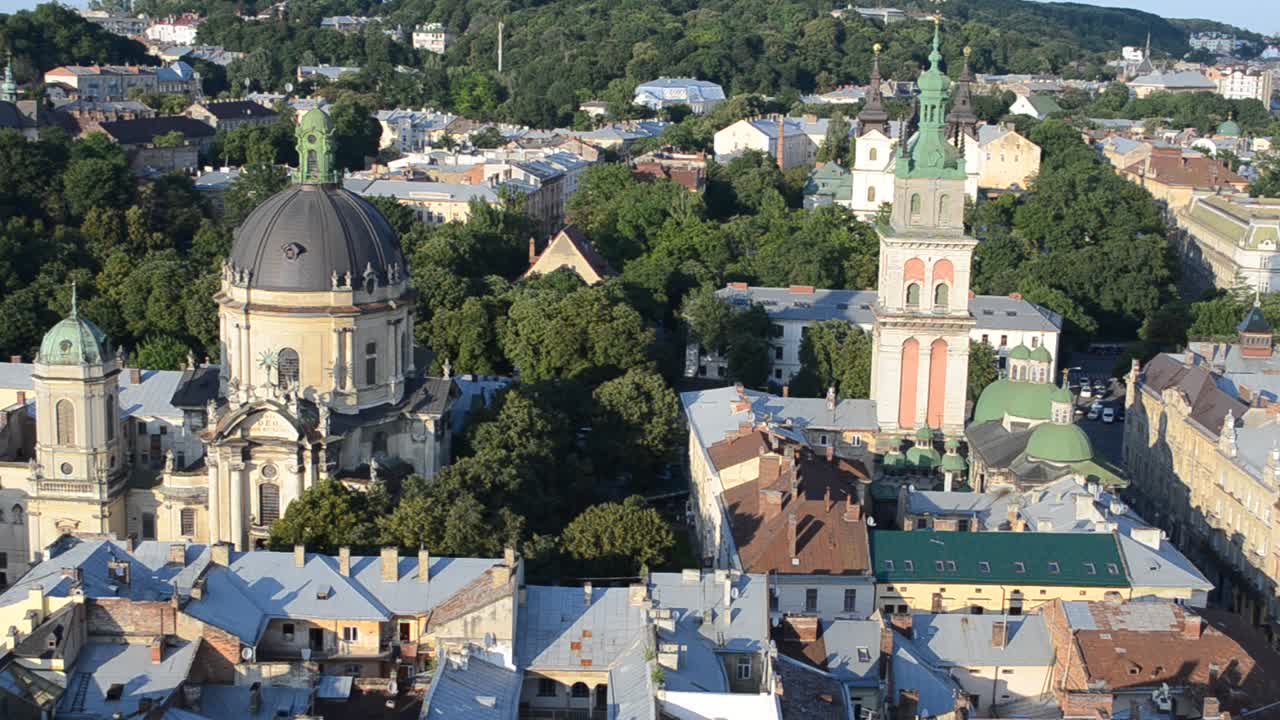 Leopoli è situata su delle colline. I raggi del sole illuminano la città. Leopoli, Ucraina