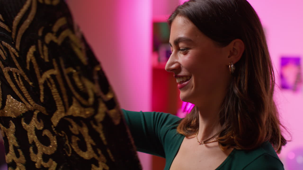 옷을 시도하는 여자