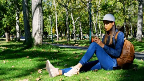 mujer usando móvil en el parque 4k