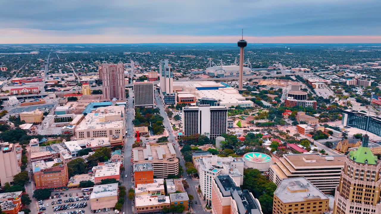 San Antonio (EE. UU.), 14 de agosto de 2025: horizonte del centro de San Antonio con la Torre de las Américas. Vista aérea del centro de San Antonio con la Torre de las Américas y las manzanas circundantes.