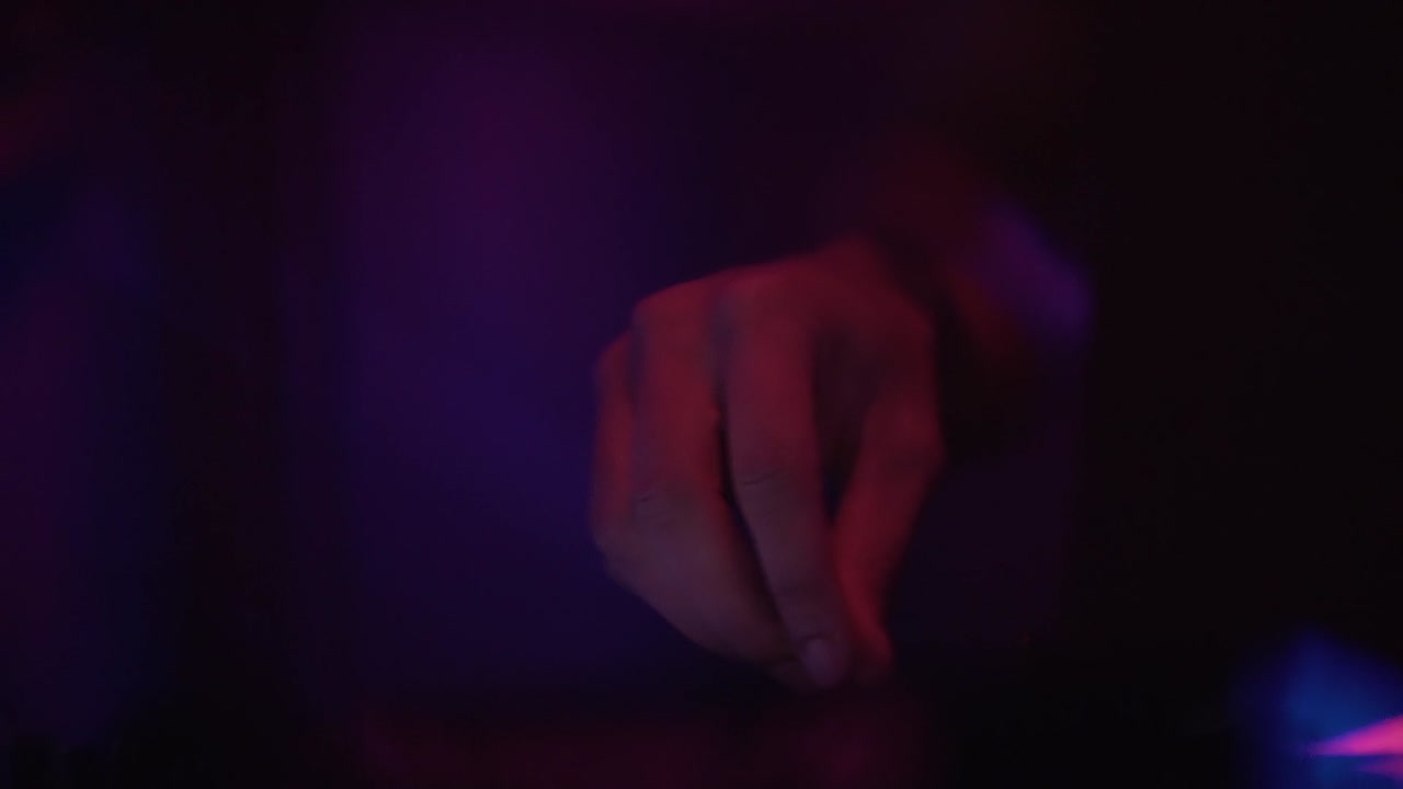 DJ tocando música en un club nocturno