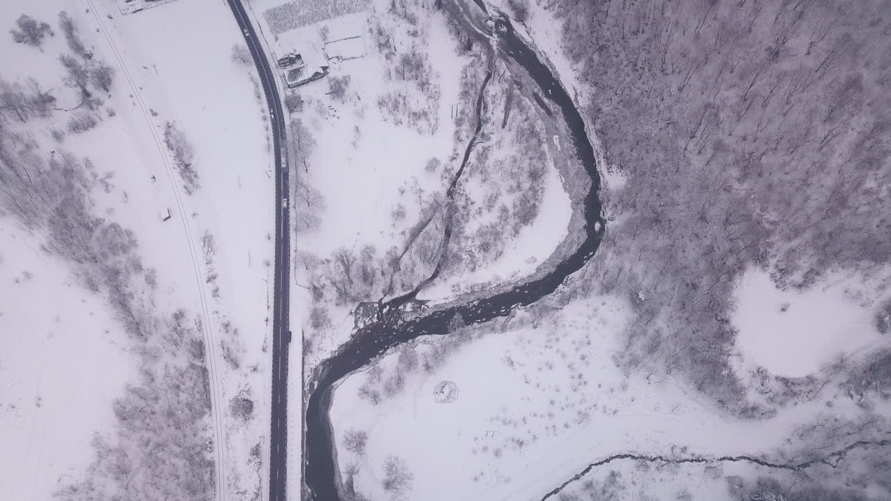 도로를 지나가는 자동차의 항공 영상