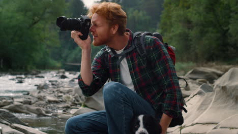 fotograaf die foto's maakt met een digitale camera