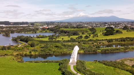 vista aérea del popular puente te rewa rewa con un diseño arquitectónico único sobre el río waiwhakaiho en new plymouth, nueva zelanda