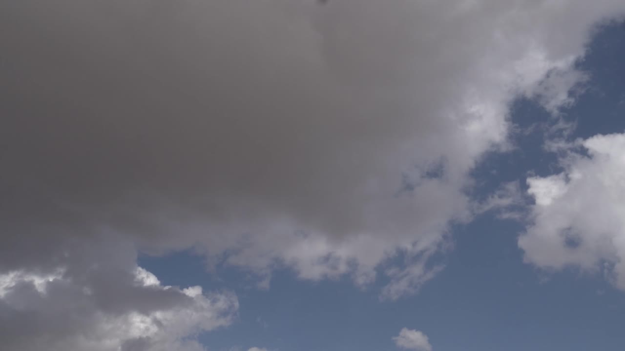 timelapses cerca de las nubes mientras se reúnen para llover.