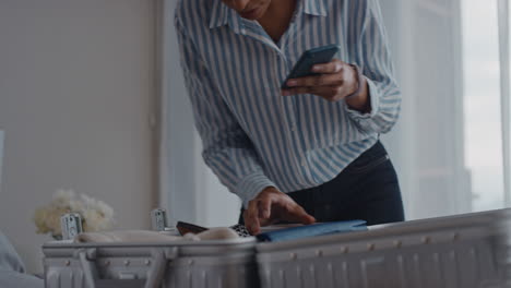 mujer de viaje empacando maleta preparándose para el viaje preparando equipaje para las vacaciones