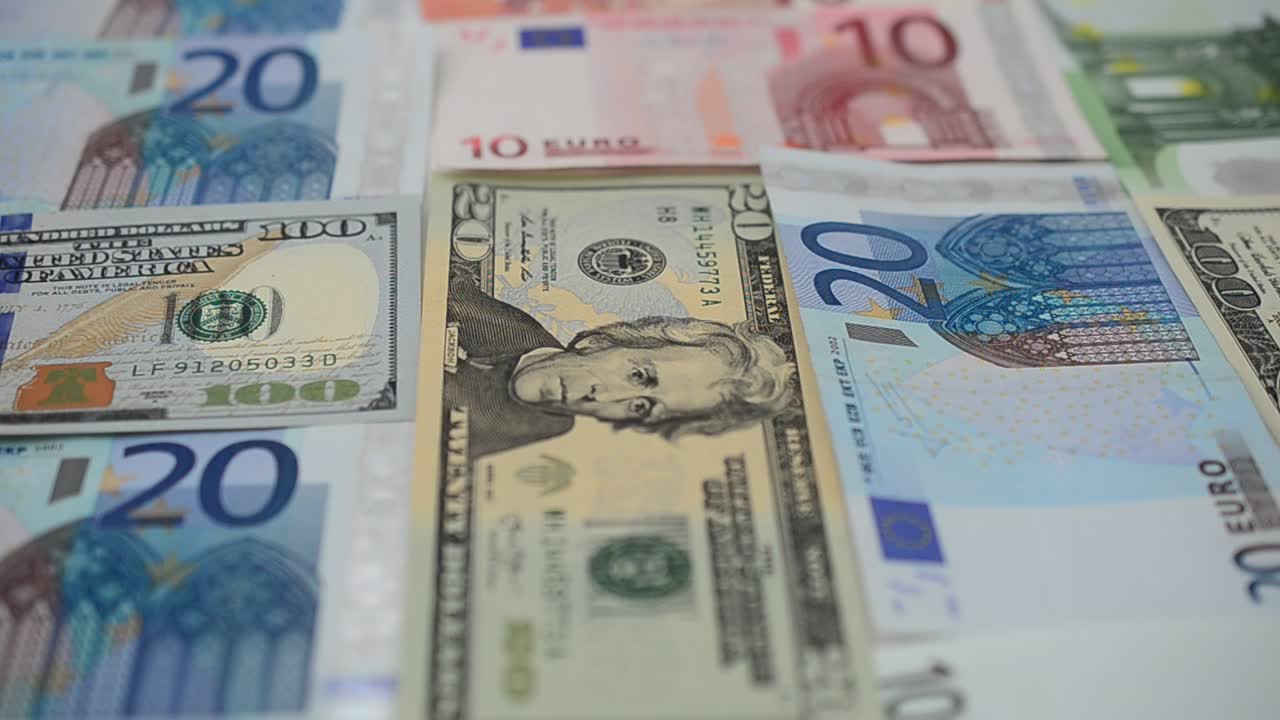 Banconote di euro e dollari. Ripresa in movimento