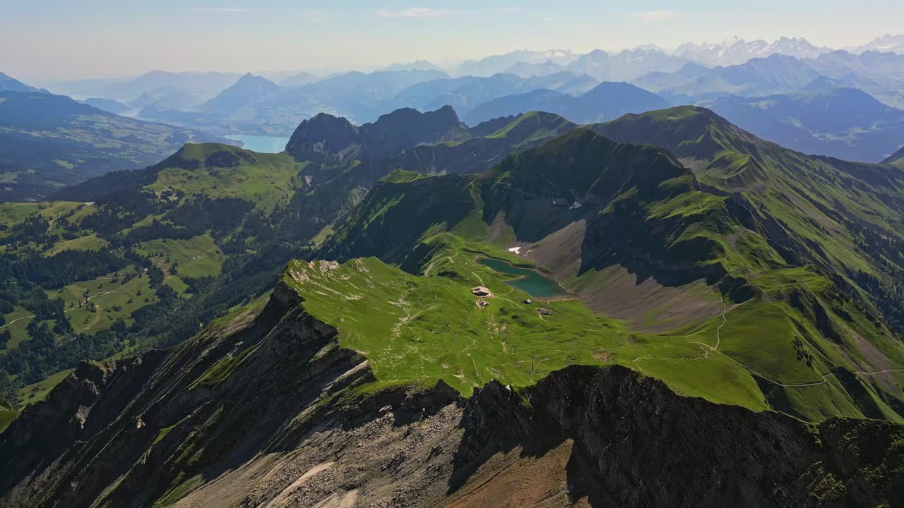 aerial del hermoso terreno de brienzer rothorn montaña de los alpes emmental, suiza