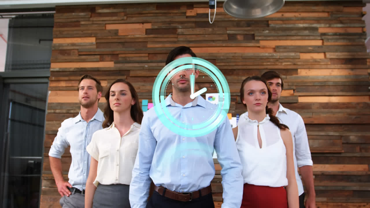 анимация часов над кавказскими мужчинами и женщинами бизнес-коллегами, идущими в офисе