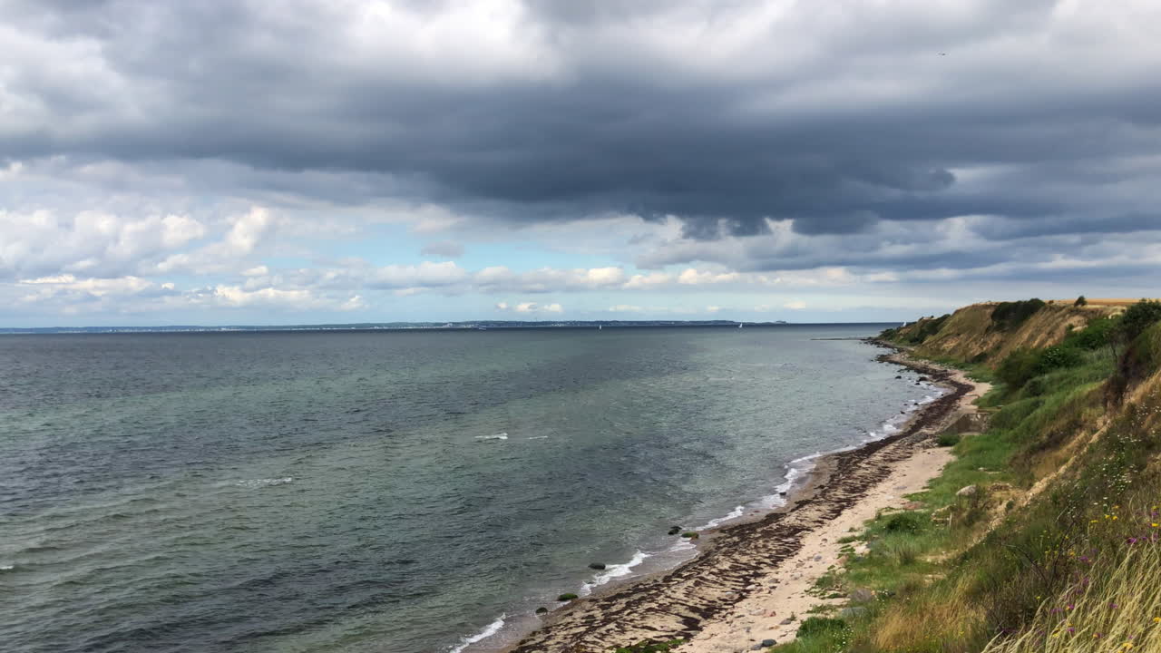 바다 지평선 근처의 해변 언덕