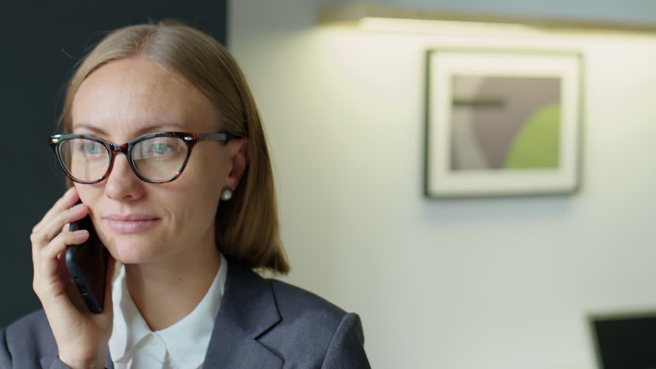 mujer de negocios hablando por teléfono en la oficina