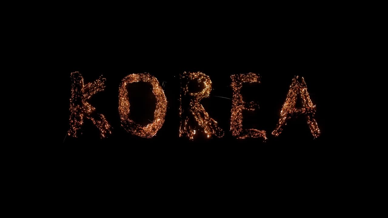 Ordet KOREA brænder. Ståluld ulmer på gennemsigtig baggrund. Smuk forbrænding.