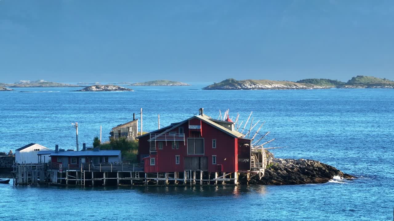 alojamiento y restaurante en skjaholmen cerca de bovaer en senja, noruega