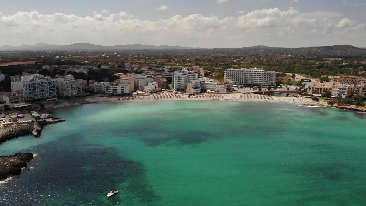 Vista aérea recuando de águas cristalinas ao largo de Cala Moreia, em S'illot, Maiorca.