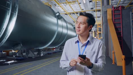 hombre de negocios inspeccionando el tanque industrial en la fábrica