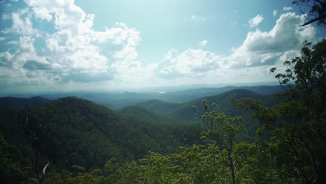 hermoso paisaje de montaña verde de mt glorioso en brisbane - amplio